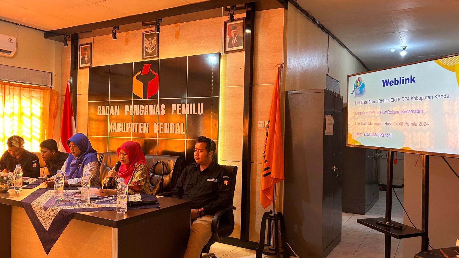 Press Conference bersama Wartawan Media Kabupaten Kendal dengan tema “Pengawasan Pembentukan Pantarlih dan Pelaksanaan Coklit Pada Pemilihan Serentak 2024”