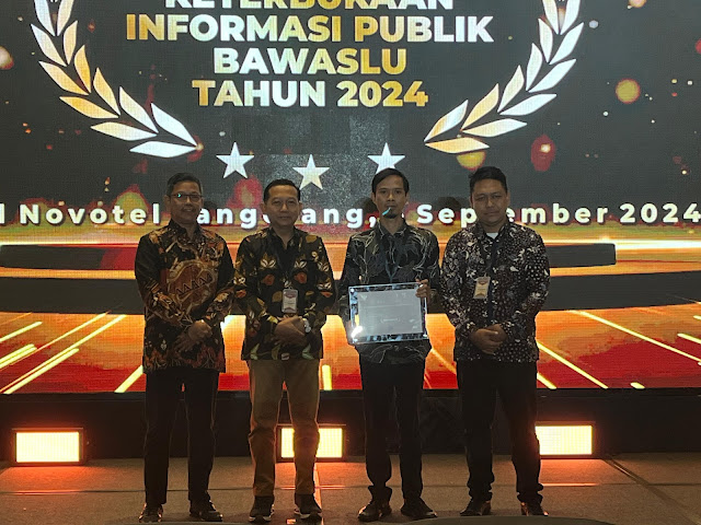 Dokumentasi Penghargaan Dalam Rangka Rapat Koordinasi Nasional Data dan Informasi Bawaslu Tahun 2024