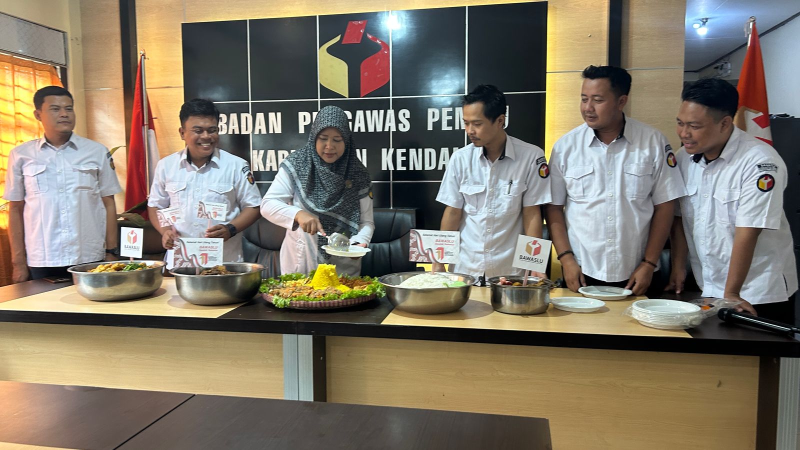 Dokumentasi Potong Tumpeng HUT Bawaslu ke-17