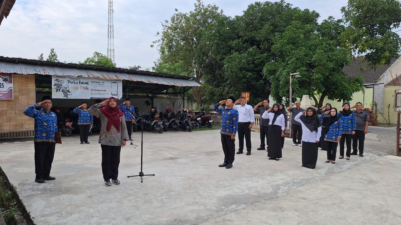 Dokumentasi Upacara Peringatan Hari Lahir Pancasila Di halaman Kantor Bawaslu Kabupaten Kendal