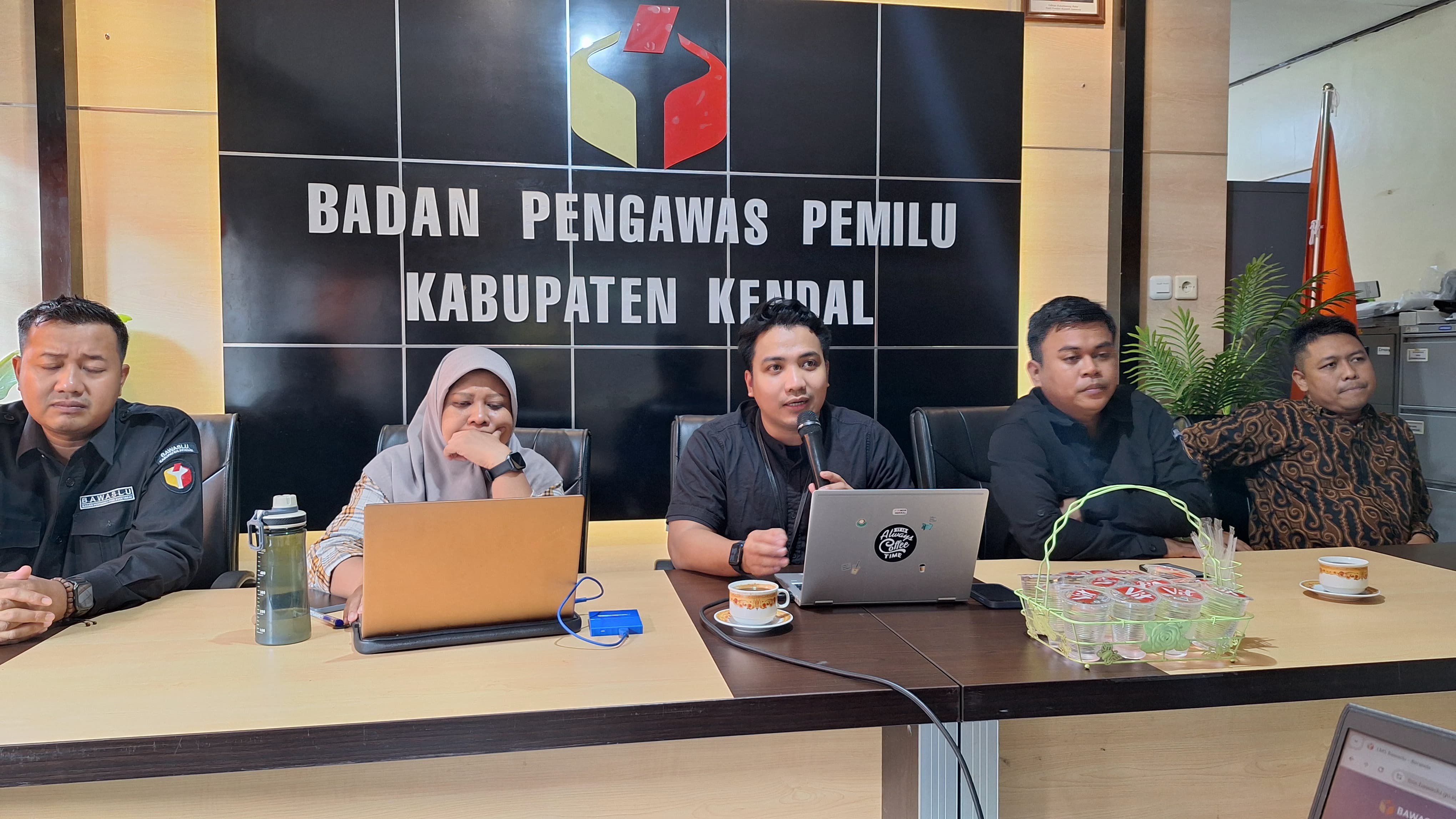 Dokumentasi kunjungan Puslitbang Diklat Bawaslu Republik Indonesia dalam hal ini diwakili oleh Reza Syamsuri, untuk melakukan sosialisasi dan uji coba LMS 