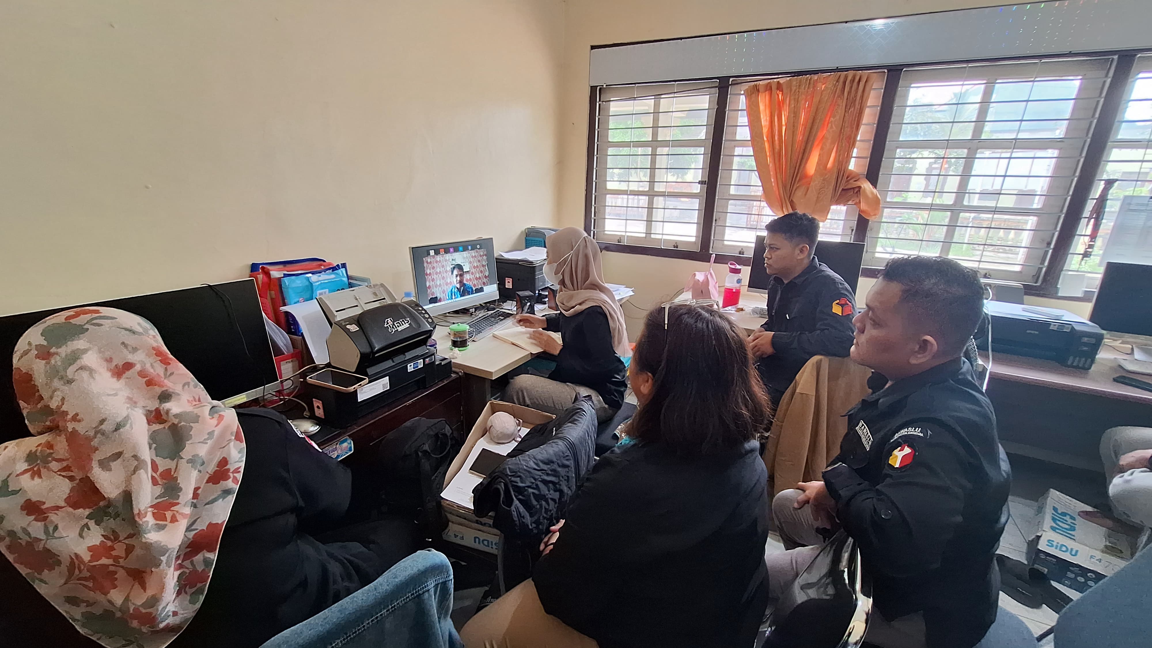 Dokumentasi dalam mengikuti zoom oleh Bawaslu Provinsi Jawa Tengah Dalam Persiapan Pecah DIPA Tahun 2025 untuk 6 Satker Bawaslu Kabupaten/Kota