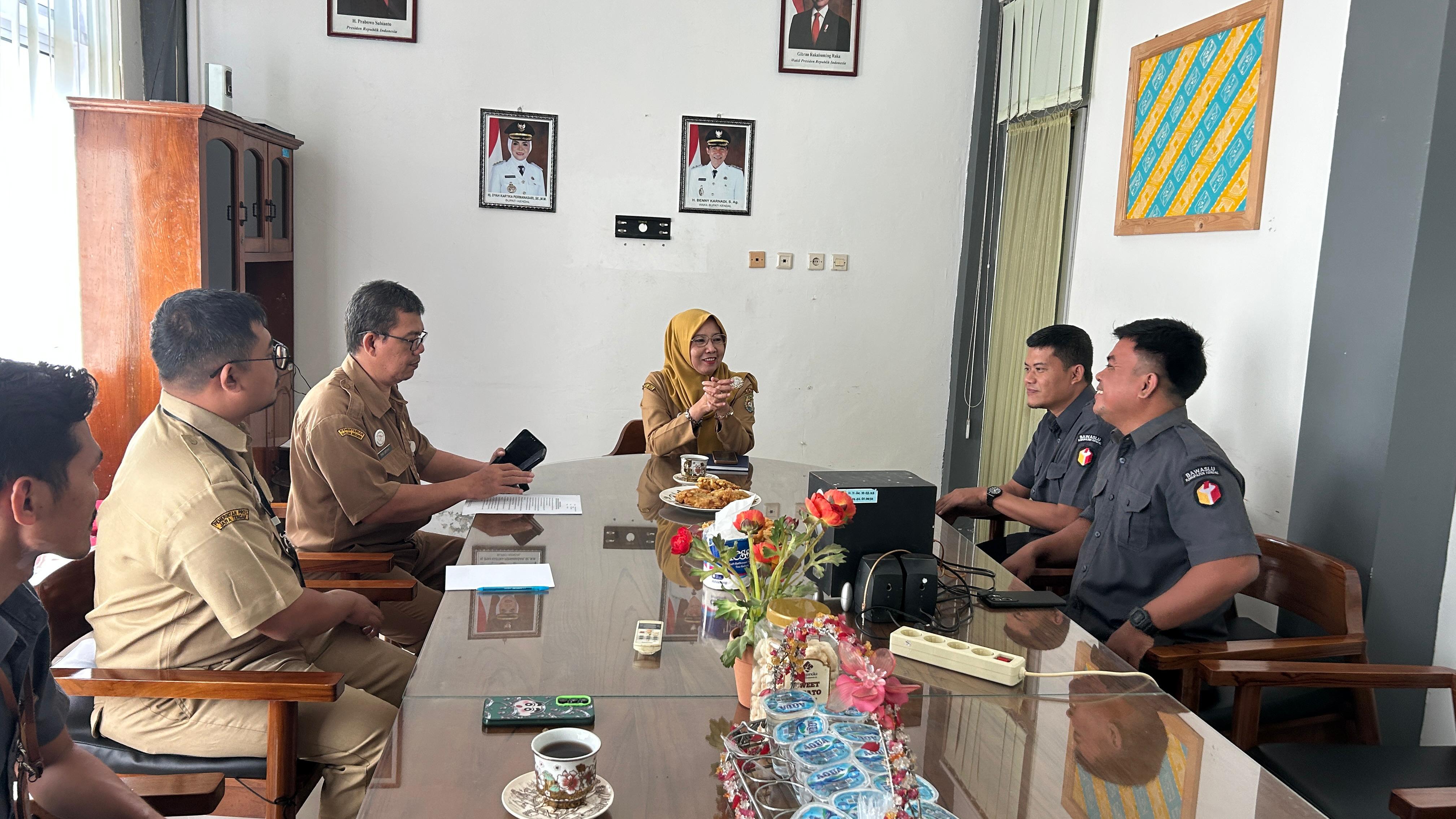 Dokumentasi Audiensi Bawaslu Kendal Dengan Dispenduk Capil di Ruang Pertemuan Dispenduk Capil Kabupaten Kendal. 