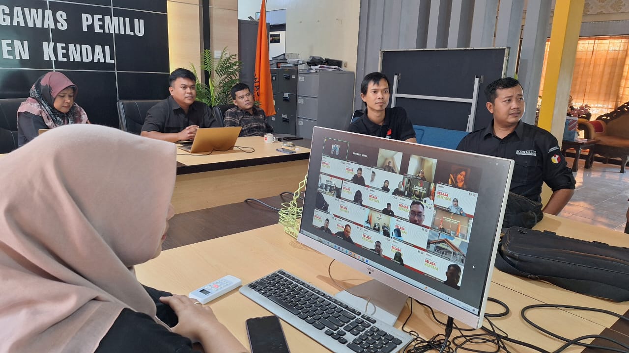 Dokumentasi zoometing di Ruang H. Ubaidillah Kantor Bawaslu Kendal 24/6/2025