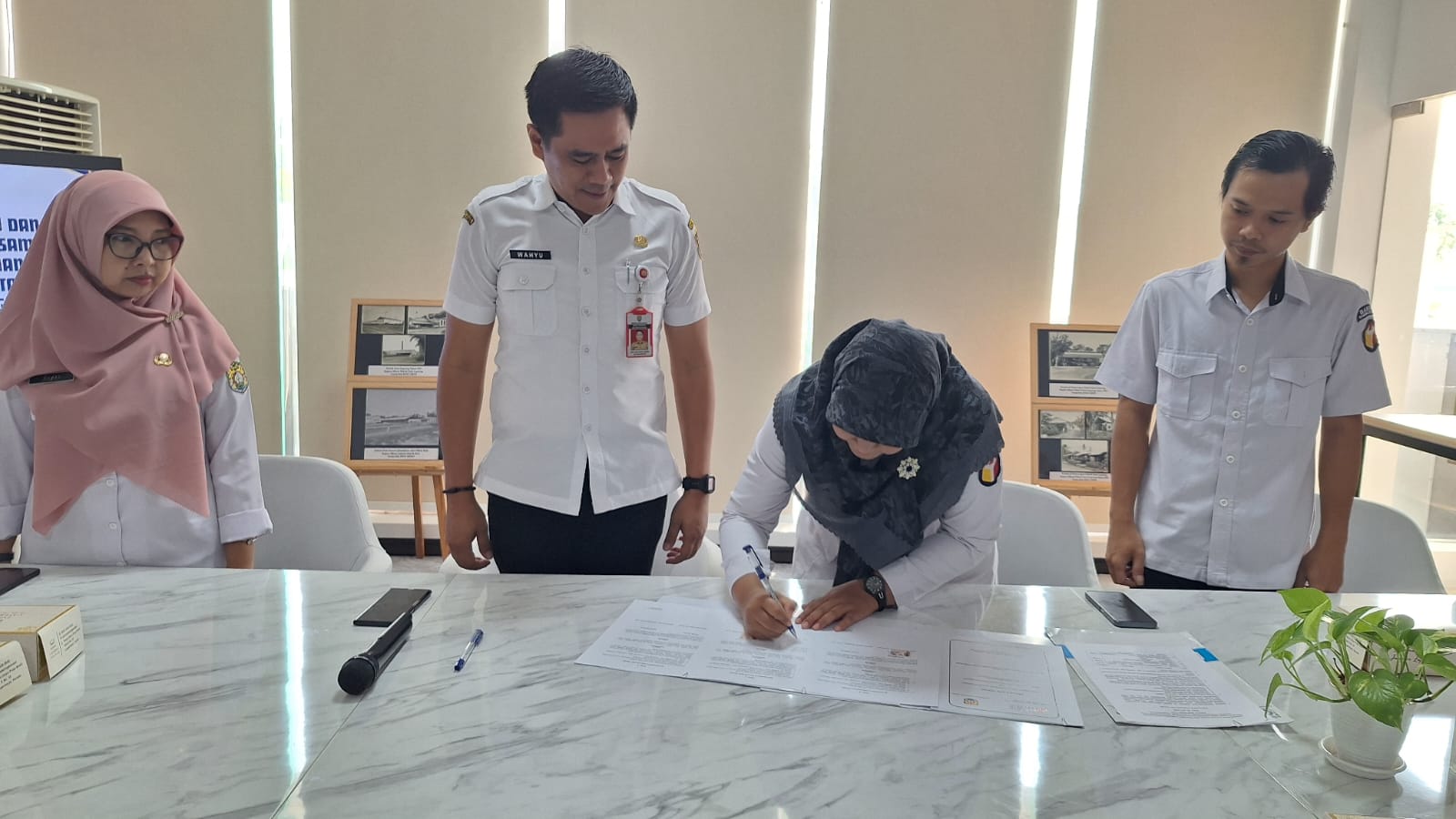 Dokumentasi Penandatanganan MoU Bawaslu Kendal Dengan Dinarpus Kabupaten Kendal di Ruang Pertemuan Perpustakaan Daerah Kabupaten Kendal