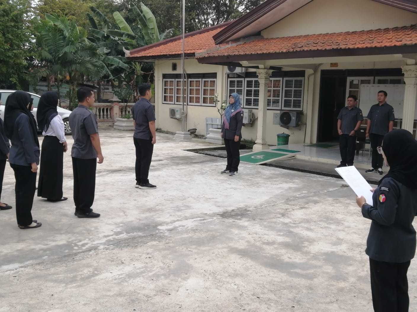 Dokumentasi Apel Pagi di halaman Kantor Sekretariat Bawaslu Kabupaten Kendal, Senin (23/6/2025).