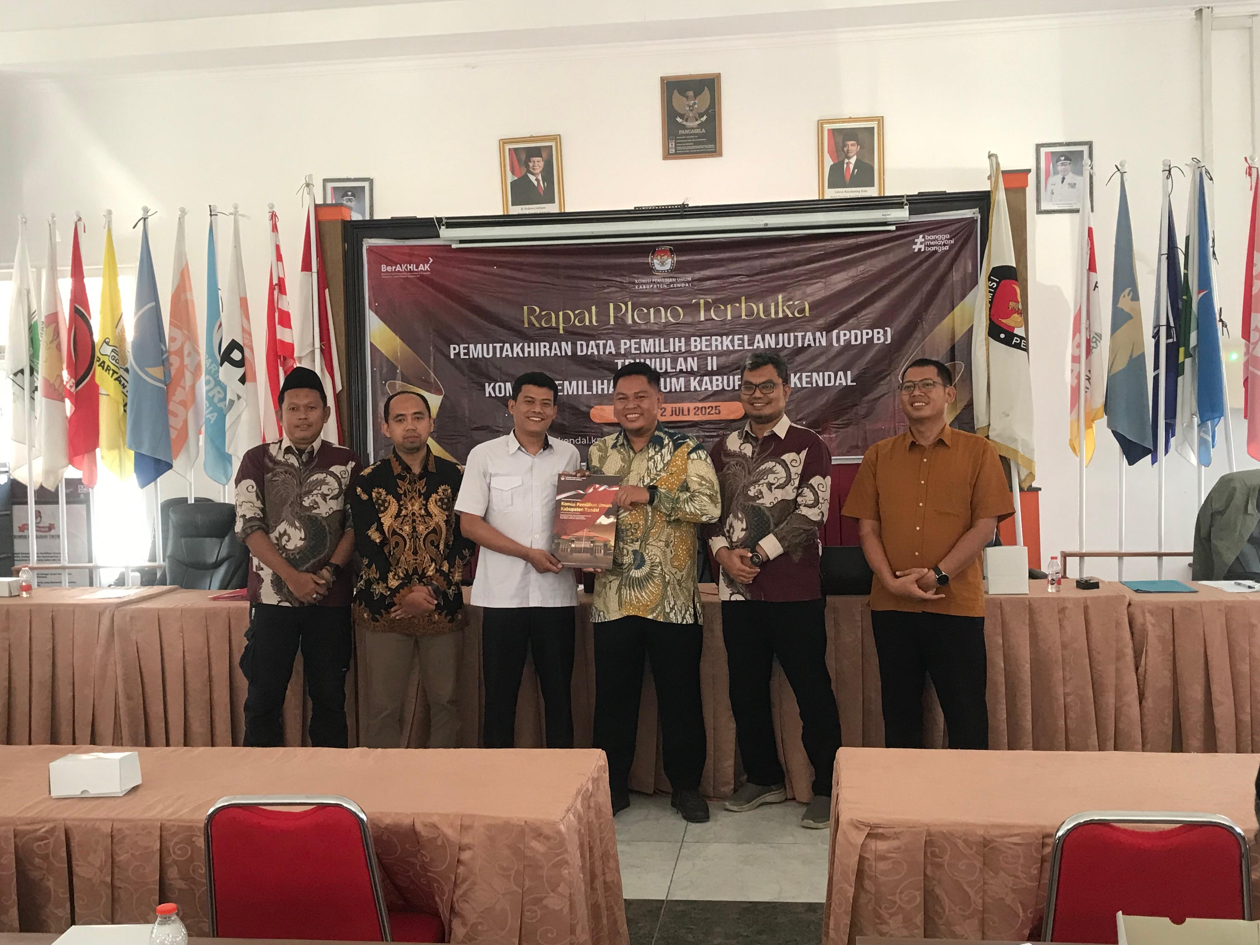 Dokumentasi Rapat Pleno Terbuka Pemutakhiran Data Pemilih Berkelanjutan (PDPB) yang dilaksanakan di aula KPU Kabupaten Kendal 