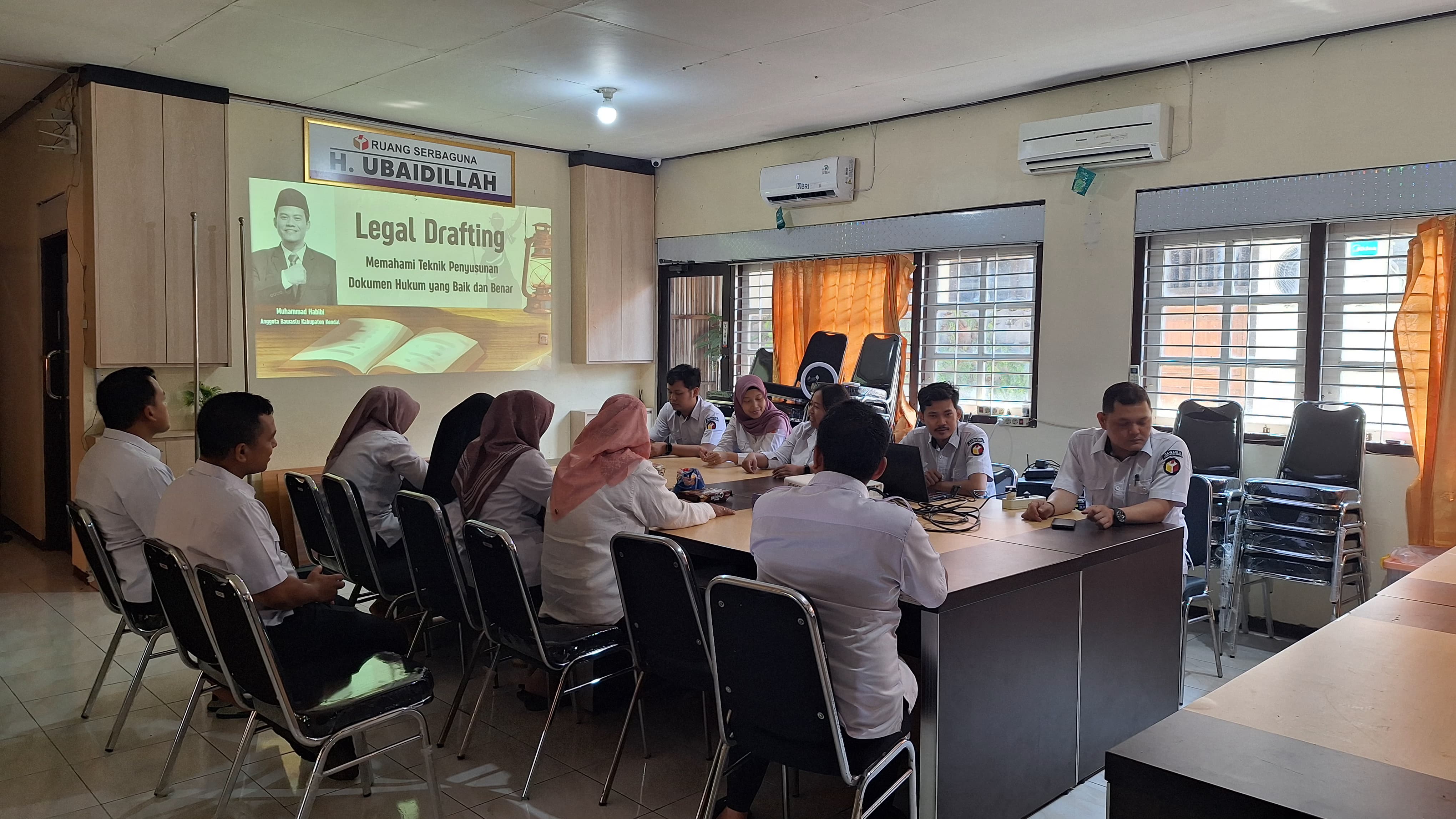 Dokumentasi pemaparan sosialisasi Legal Drafting di Ruang Serbaguna H. Ubaidillah Kantor Bawaslu Kabupaten Kendal