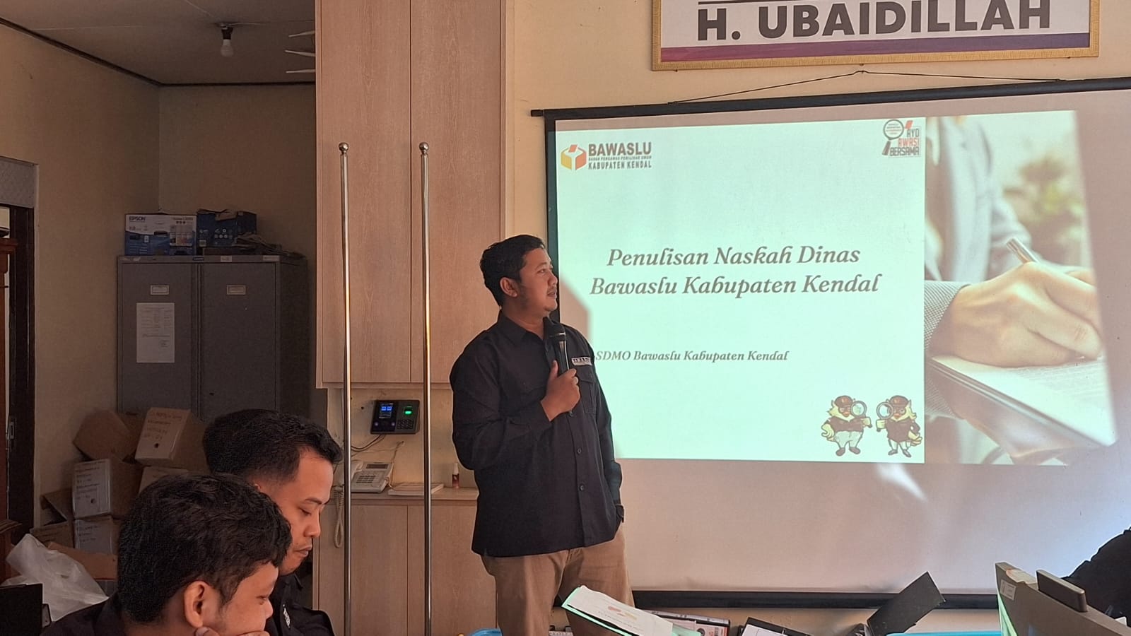 Dokumentasi penyampaian pelatihan penulisan naskah dinas oleh Koordinator divisi SDM dan Organisasi, M. Bahrul Amik