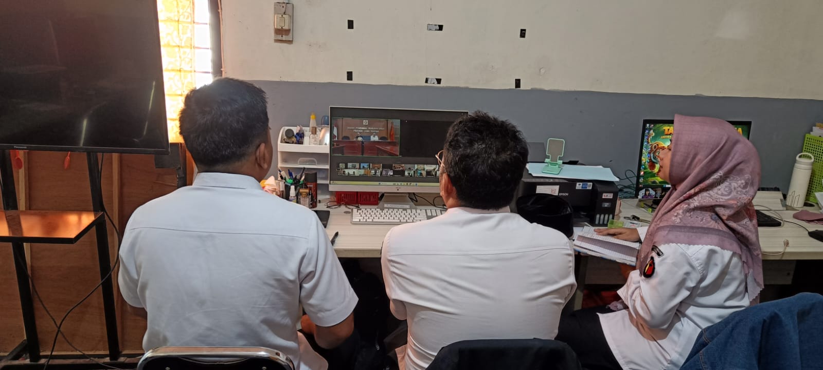 Dokumentasi mengikuti zoom meeting apat koordinasi melalui daring mengenai pengoptimalan program dan kegiatan Bawaslu Kabupaten/Kota khususnya Divisi Penyelesaian Sengketa, pasca tahapan Pemilihan 2024.