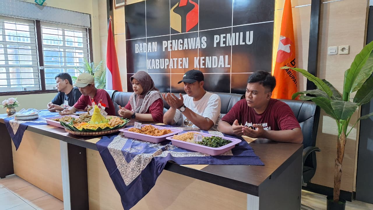 Dokumentasi Prosesi Doa Bersama Sebelum Potong Tumpeng Dalam Rangka HUT Bawaslu Kabupaten/Kota yang ke 7