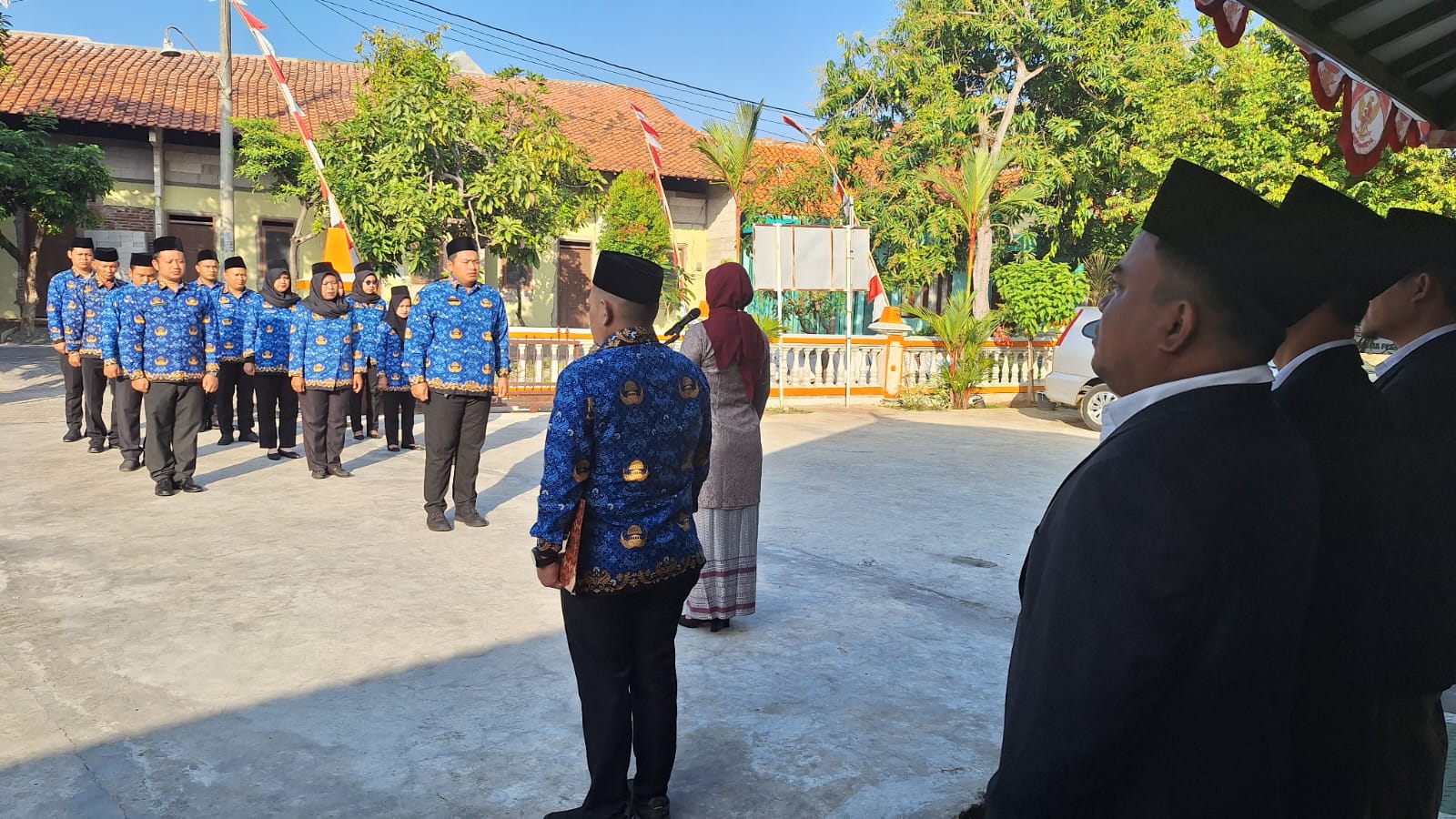 Dokumentasi upacara peringatan Hari Ulang Tahun (HUT) Kemerdekaan Republik Indonesia ke-80 di Halaman Kantor Sekretariat Bawaslu Kendal