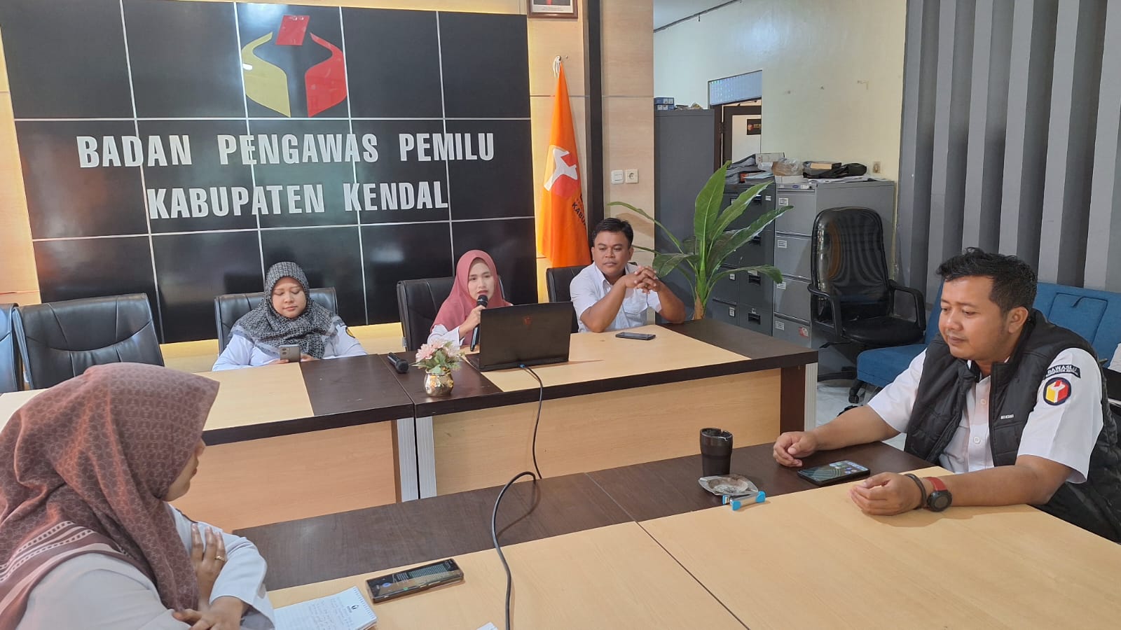 Dokumentasi penyampaian Pelatihan Manajemen Protokoler oleh Staf Bawaslu Kabupaten Kendal, Cahya Wulan Martiana.