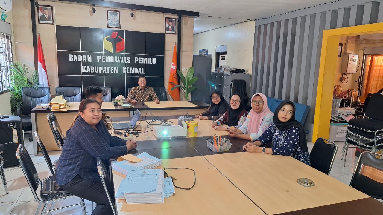 Dokumentasi  Bawaslu Kendal Ikuti Literasi Pojok Pengawasan yang diselenggarakan oleh Bawaslu Provinsi Jawa Tengah secara daring melalui Zoom Meeting 