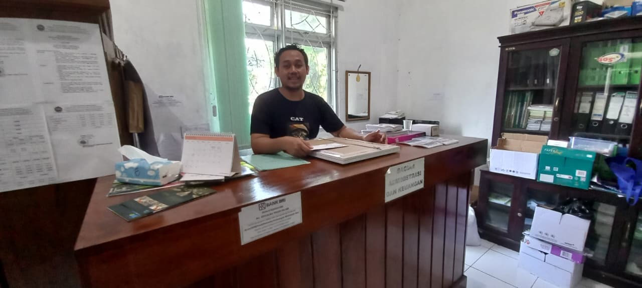 Dokumentasi penyerahan permohonan pengunggahan buku dan buletin digital kepada Sekolah Tinggi Islam Kendal (STIK) 