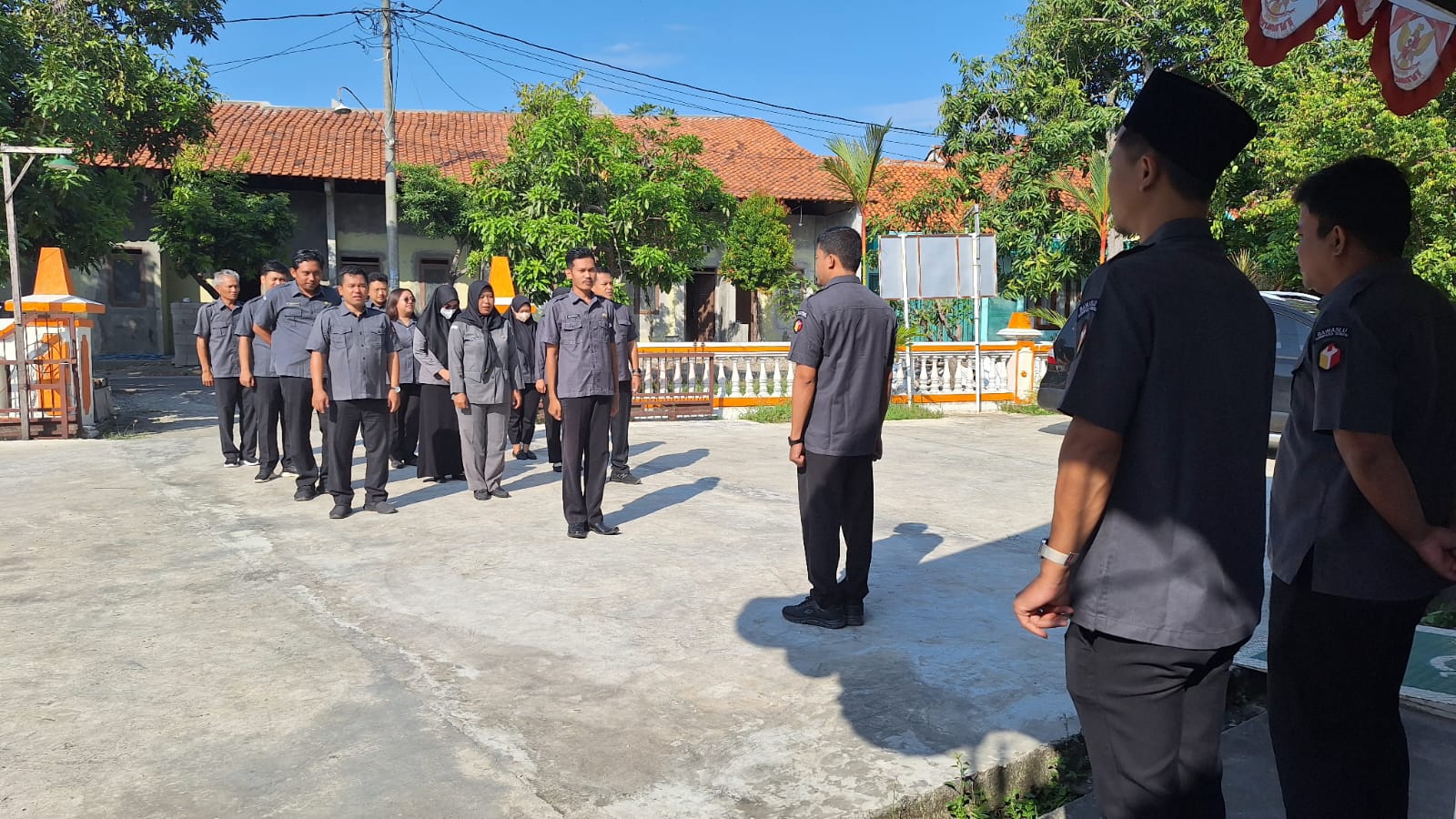 Dokumentasi Apel Pagi di Halaman Kantor Sekretariat Bawaslu Kendal