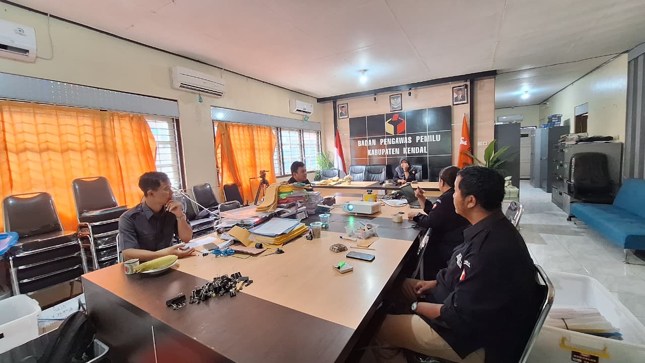 Dokumentasi rapat koordinasi daring yang membahas Penyusunan Artikel Penanganan Pelanggaran Pemilihan 2024, Persiapan Gakkumdu Award 2025, serta Sosialisasi Pelaksanaan Kompetisi Debat Penegakan Hukum ke-V antar perguruan tinggi se-Indonesia