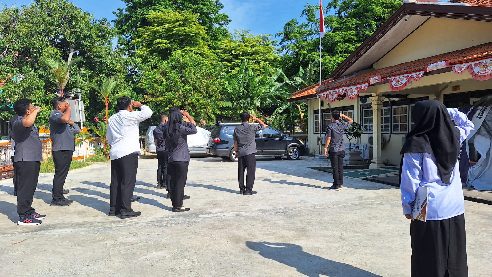 Dokumentasi apel pagi di halaman Kantor Sekretariat Bawaslu Kabupaten Kendal 