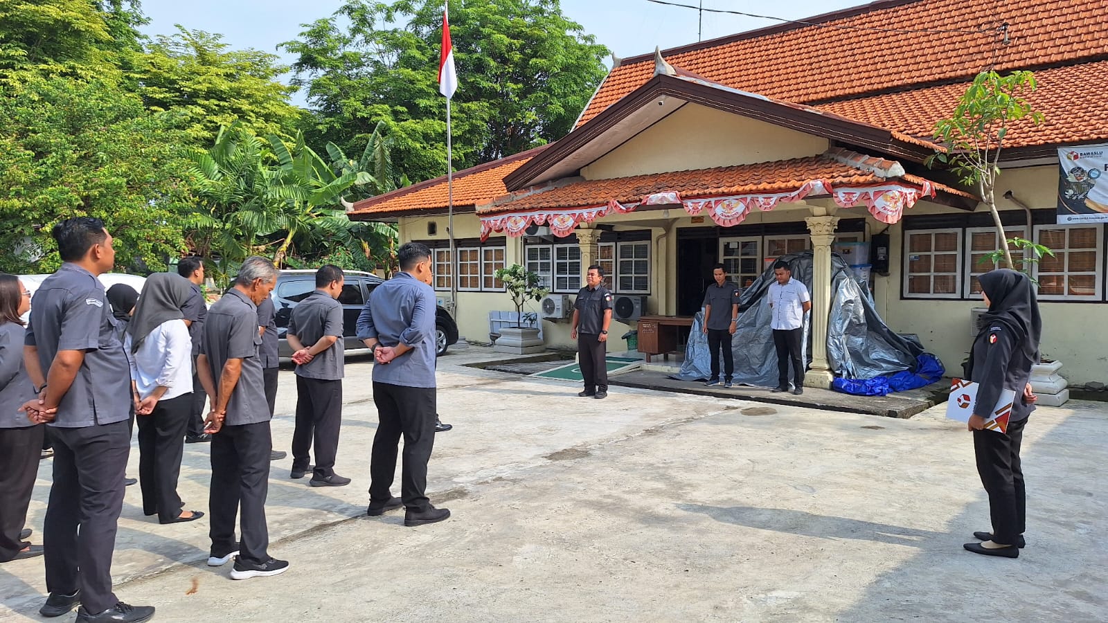 Dokumentasi apel pagi di halaman Kantor Sekretariat Bawaslu Kabupaten Kendal pada Senin (20/10/2025)
