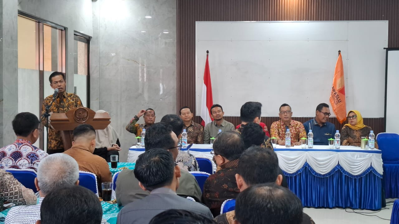 Dokumentasi Reviu Laporan Penguatan Kelembagaan Pengawas Pemilihan Umum Bersama Mitra Kerja, Sukoharjo pada 20–21 Oktober 2025. 