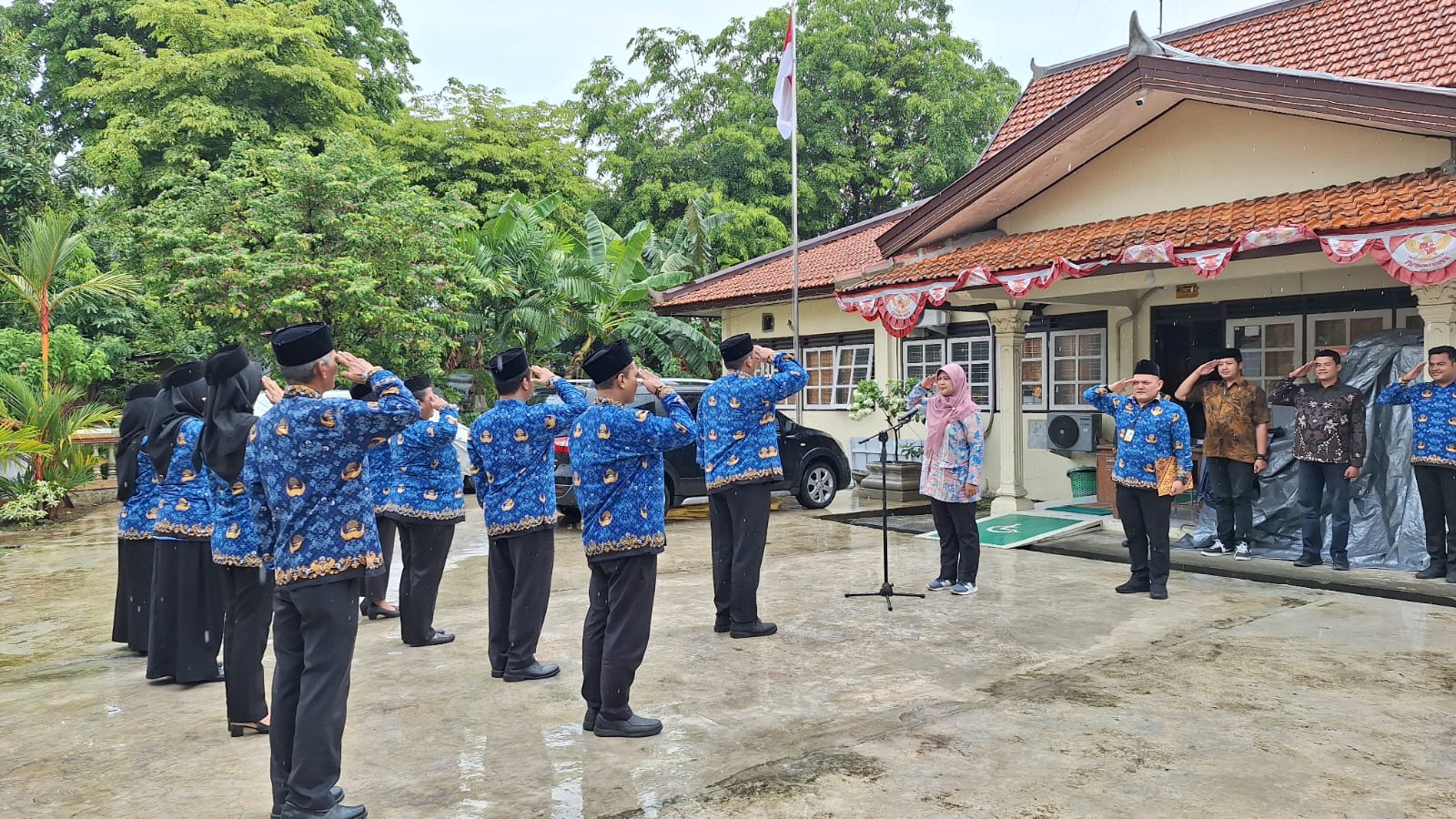 Dokumentasi Upacara peringatan Hari Sumpah Pemuda di halaman Kantor Sekretariat Bawaslu Kabupaten Kendal 