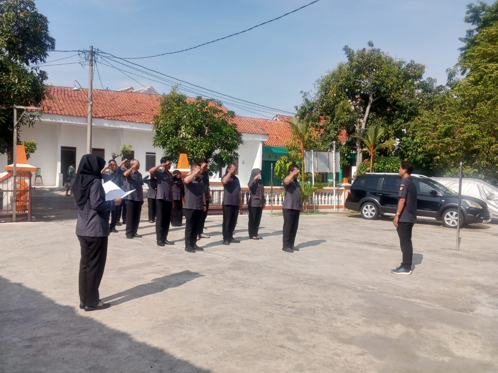 Dokumentasi apel pagi rutin di halaman Kantor Sekretariat Bawaslu Kabupaten Kendal pada Senin (3/11/2025) 
