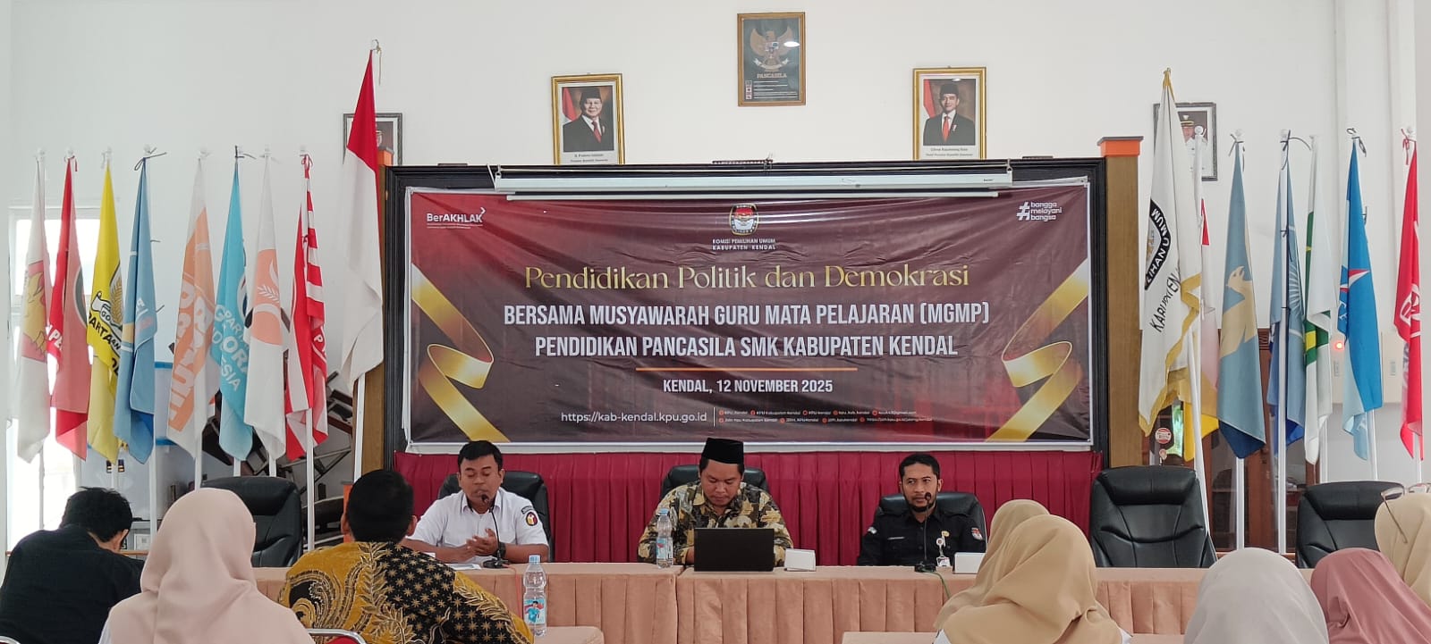 Dokumentasi Solikin Kordiv Hukum dan Penyelesaian Sengketa Bawaslu Kabupaten Kendal menjadi narasumber pada kegiatan Pendidikan Politik dan Demokrasi bersama Musyawarah Guru Mata Pelajaran (MGMP) Pendidikan Pancasila SMK Kabupaten Kendal yang diselenggarakan oleh KPU Kendal