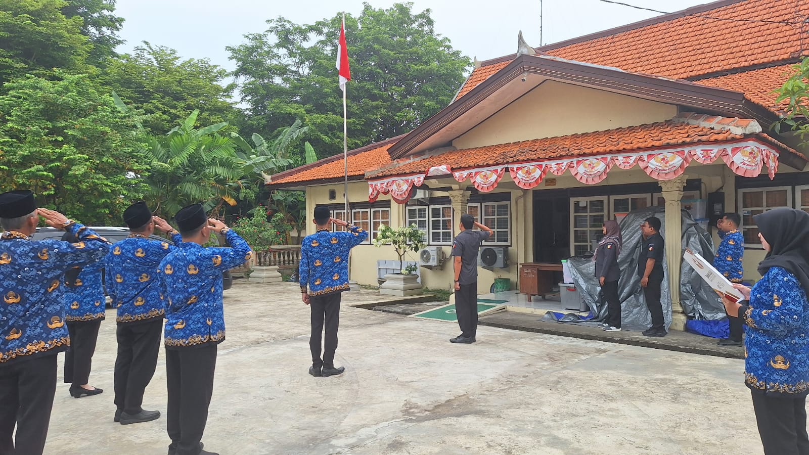 Dokumentasi apel pagi di halaman Kantor Sekretariat Bawaslu Kendal pada Senin, 17 November 2025