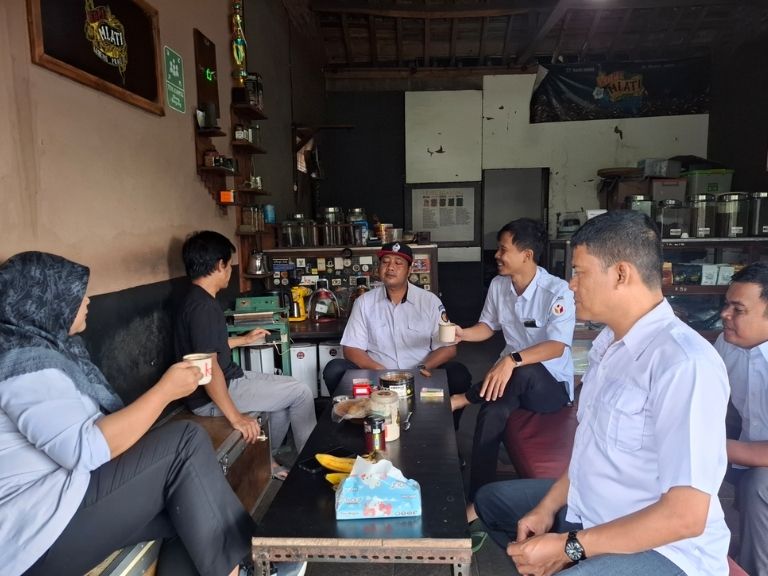 Dokumentasi diskusi strategis bersama tokoh masyarakat sekaligus pegiat kopi lokal di Kecamatan Patean