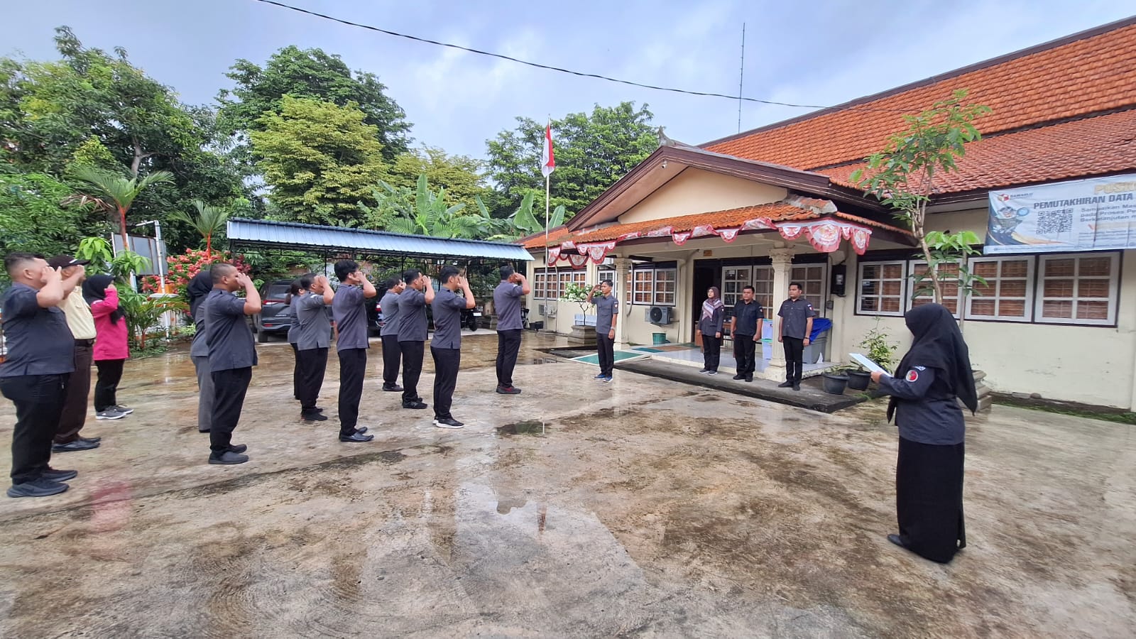 Dokumentasi apel pagi di halaman Kantor Sekretariat Bawaslu Kabupaten Kendal, Senin (12/1/2026),