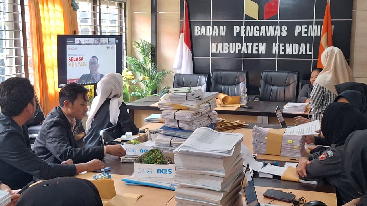 Bawaslu Kabupaten Kendal mengikuti kegiatan “Selasa Menyapa: KUHP Baru dan Tantangan Penegakan Hukum Pemilu” yang diselenggarakan oleh Bawaslu Provinsi Jawa Tengah secara daring.
