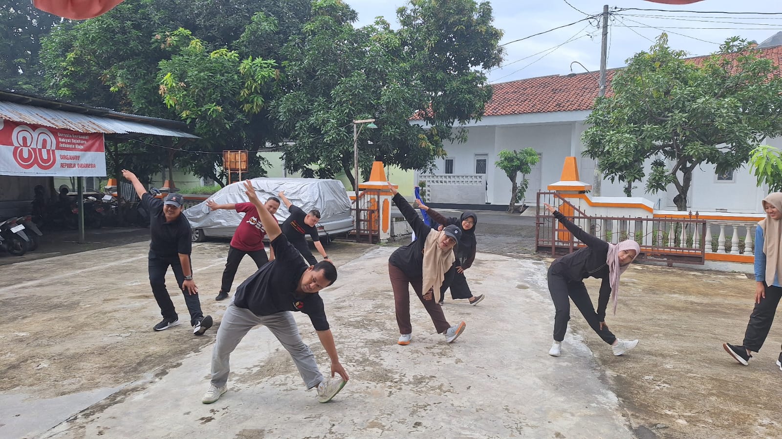 Dokumentasi program Jumat Sehati melalui Senam Bersama di halaman Kantor Bawaslu Kabupaten Kendal