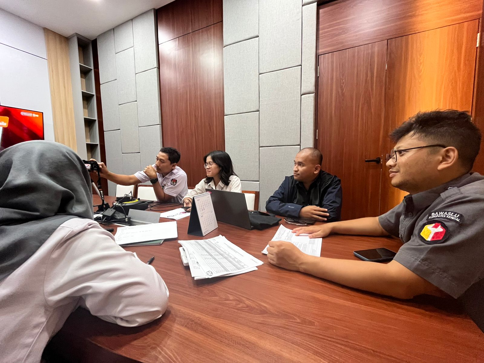 BAWASLU KENDAL PERKUAT SINERGI DENGAN KPU MELALUI KONSOLIDASI DEMOKRASI DAN EDUKASI MELALUI PODCAST
