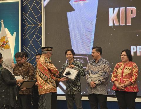 Penerimaan penghargaan oleh Kordiv Penanganan Pelanggan Bawaslu Kabupaten Kendal, Muhammad Atho'illah. 