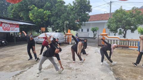 Dokumentasi program Jumat Sehati melalui Senam Bersama di halaman Kantor Bawaslu Kabupaten Kendal