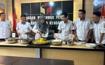 Dokumentasi Potong Tumpeng HUT Bawaslu ke-17