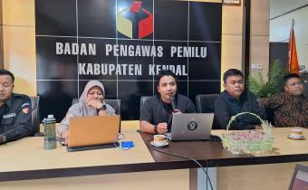 Dokumentasi kunjungan Puslitbang Diklat Bawaslu Republik Indonesia dalam hal ini diwakili oleh Reza Syamsuri, untuk melakukan sosialisasi dan uji coba LMS 