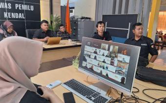 Dokumentasi zoometing di Ruang H. Ubaidillah Kantor Bawaslu Kendal 24/6/2025