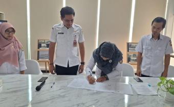 Dokumentasi Penandatanganan MoU Bawaslu Kendal Dengan Dinarpus Kabupaten Kendal di Ruang Pertemuan Perpustakaan Daerah Kabupaten Kendal
