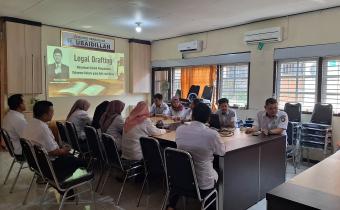 Dokumentasi pemaparan sosialisasi Legal Drafting di Ruang Serbaguna H. Ubaidillah Kantor Bawaslu Kabupaten Kendal