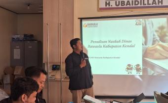 Dokumentasi penyampaian pelatihan penulisan naskah dinas oleh Koordinator divisi SDM dan Organisasi, M. Bahrul Amik