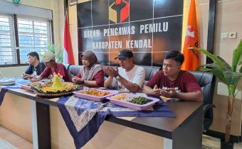 Dokumentasi Prosesi Doa Bersama Sebelum Potong Tumpeng Dalam Rangka HUT Bawaslu Kabupaten/Kota yang ke 7