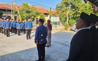 Dokumentasi upacara peringatan Hari Ulang Tahun (HUT) Kemerdekaan Republik Indonesia ke-80 di Halaman Kantor Sekretariat Bawaslu Kendal