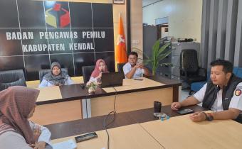 Dokumentasi penyampaian Pelatihan Manajemen Protokoler oleh Staf Bawaslu Kabupaten Kendal, Cahya Wulan Martiana.