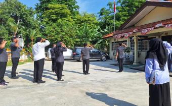 Dokumentasi apel pagi di halaman Kantor Sekretariat Bawaslu Kabupaten Kendal 