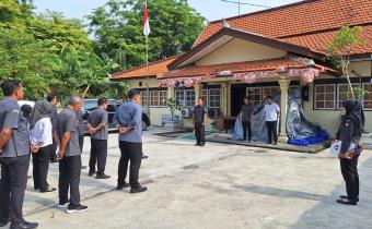 Dokumentasi apel pagi di halaman Kantor Sekretariat Bawaslu Kabupaten Kendal pada Senin (20/10/2025)