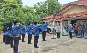 Dokumentasi Upacara peringatan Hari Sumpah Pemuda di halaman Kantor Sekretariat Bawaslu Kabupaten Kendal 