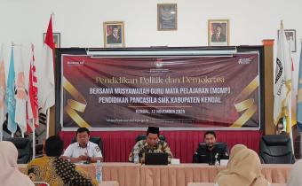 Dokumentasi Solikin Kordiv Hukum dan Penyelesaian Sengketa Bawaslu Kabupaten Kendal menjadi narasumber pada kegiatan Pendidikan Politik dan Demokrasi bersama Musyawarah Guru Mata Pelajaran (MGMP) Pendidikan Pancasila SMK Kabupaten Kendal yang diselenggarakan oleh KPU Kendal
