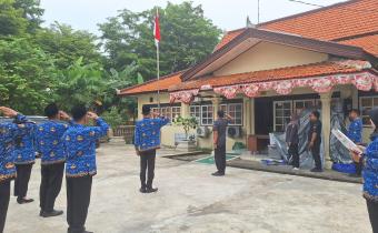 Dokumentasi apel pagi di halaman Kantor Sekretariat Bawaslu Kendal pada Senin, 17 November 2025