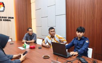 Dokumentasi pemantauan terhadap proses verifikasi data partai politik peserta pemilu.